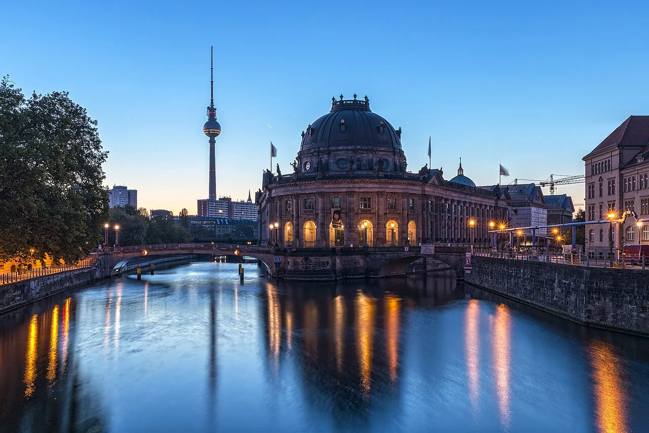 Berliner Fernsehturm Televizyon Kulesi
