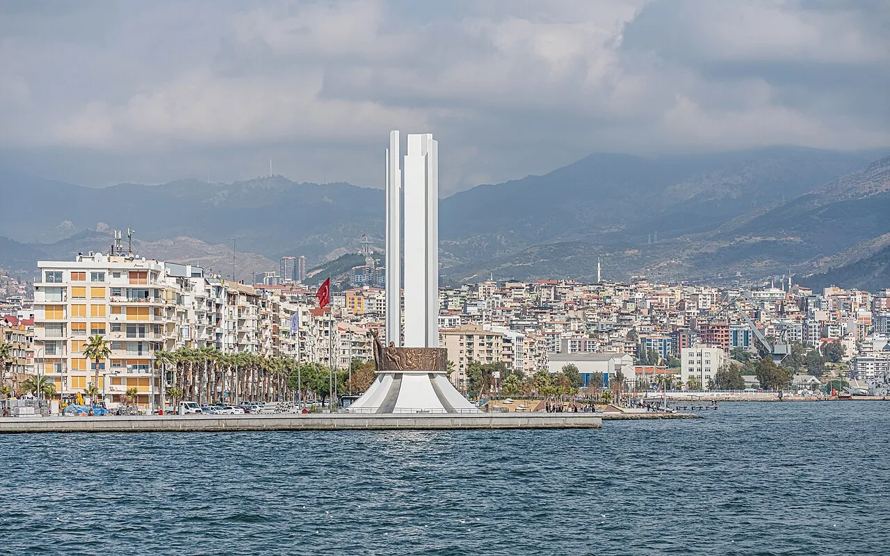Karşıyaka Sahili ve Vapur