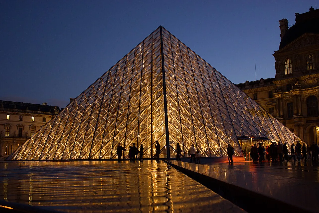 Louvre Müzesi ve Cam Piramit